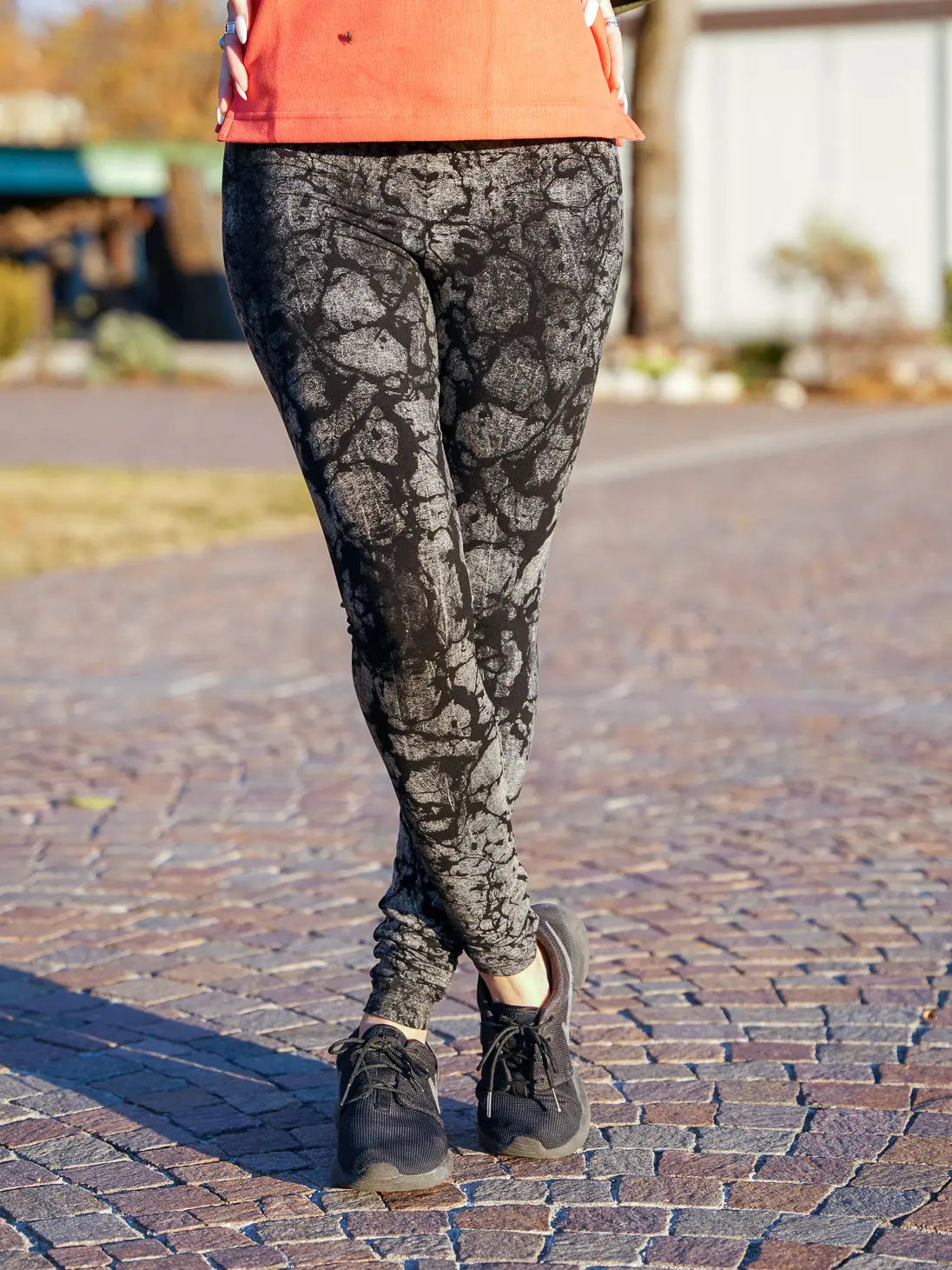 Pantaloni leggings Siddhi donna eleganti e modellanti - Nuvole nero Namastemood