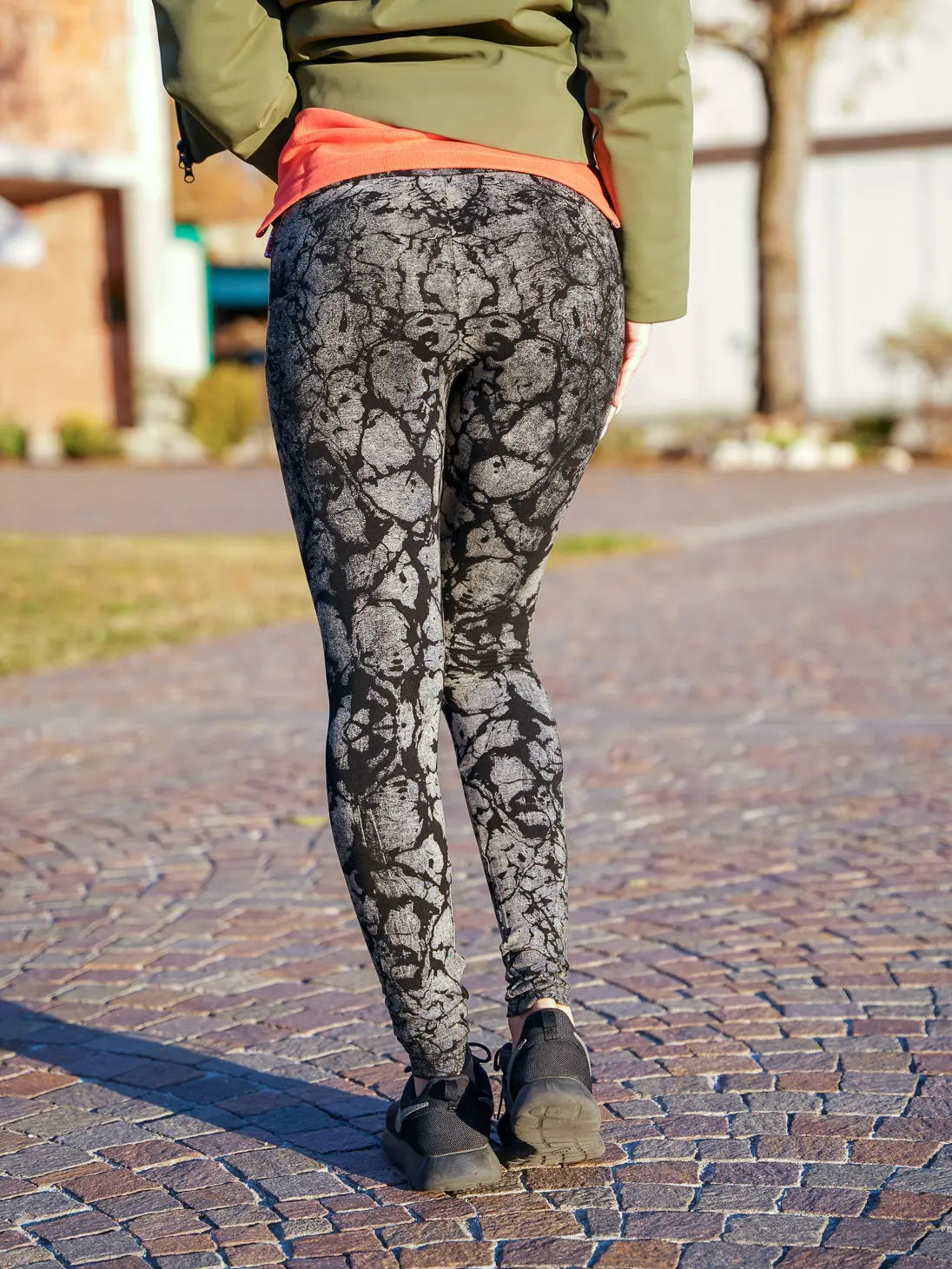 Pantaloni leggings Siddhi donna eleganti e modellanti - Nuvole nero Namastemood
