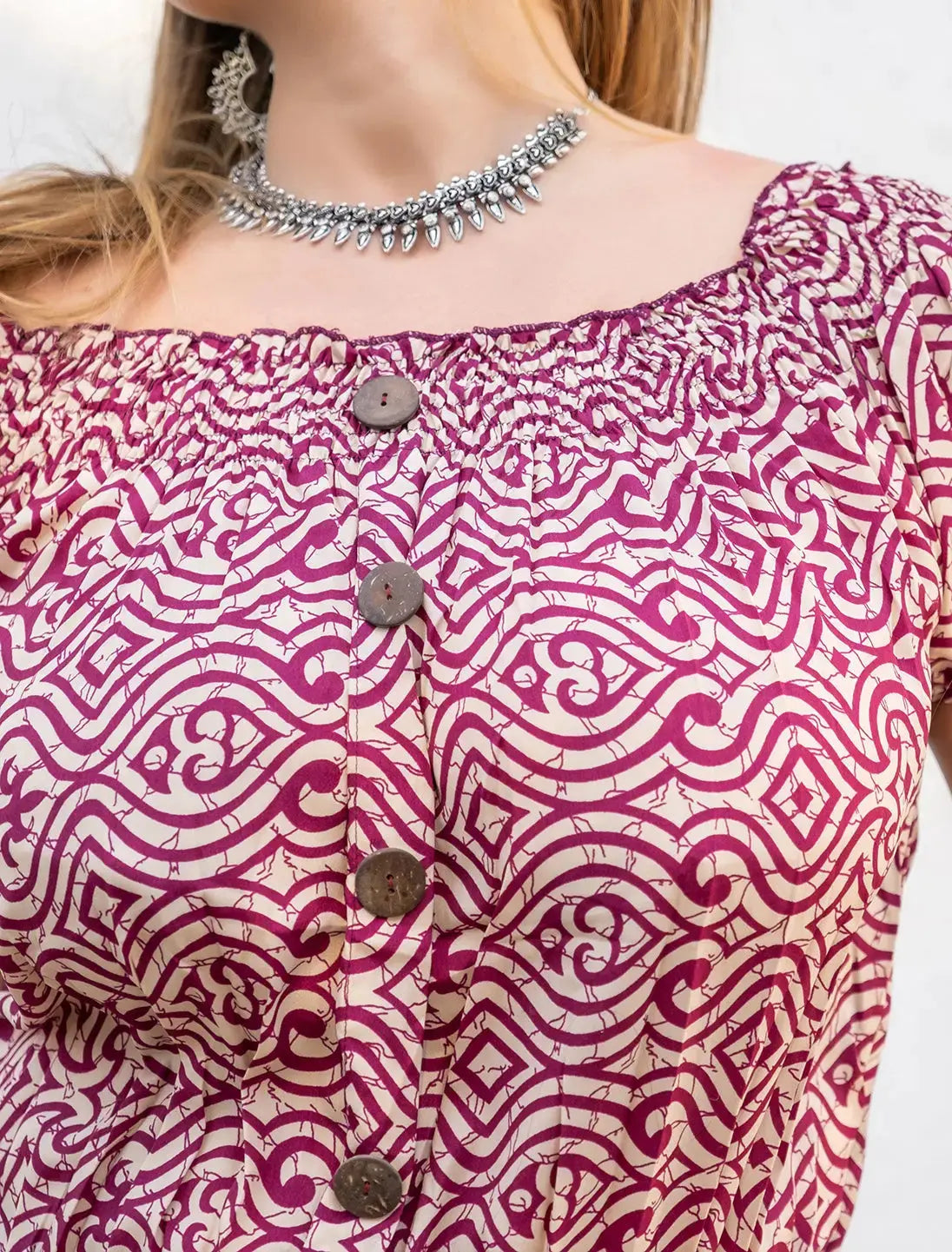 Top Cauvery in seta indiana elasticizzato con maniche corte a sbuffo - Picche fucsia Namastemood