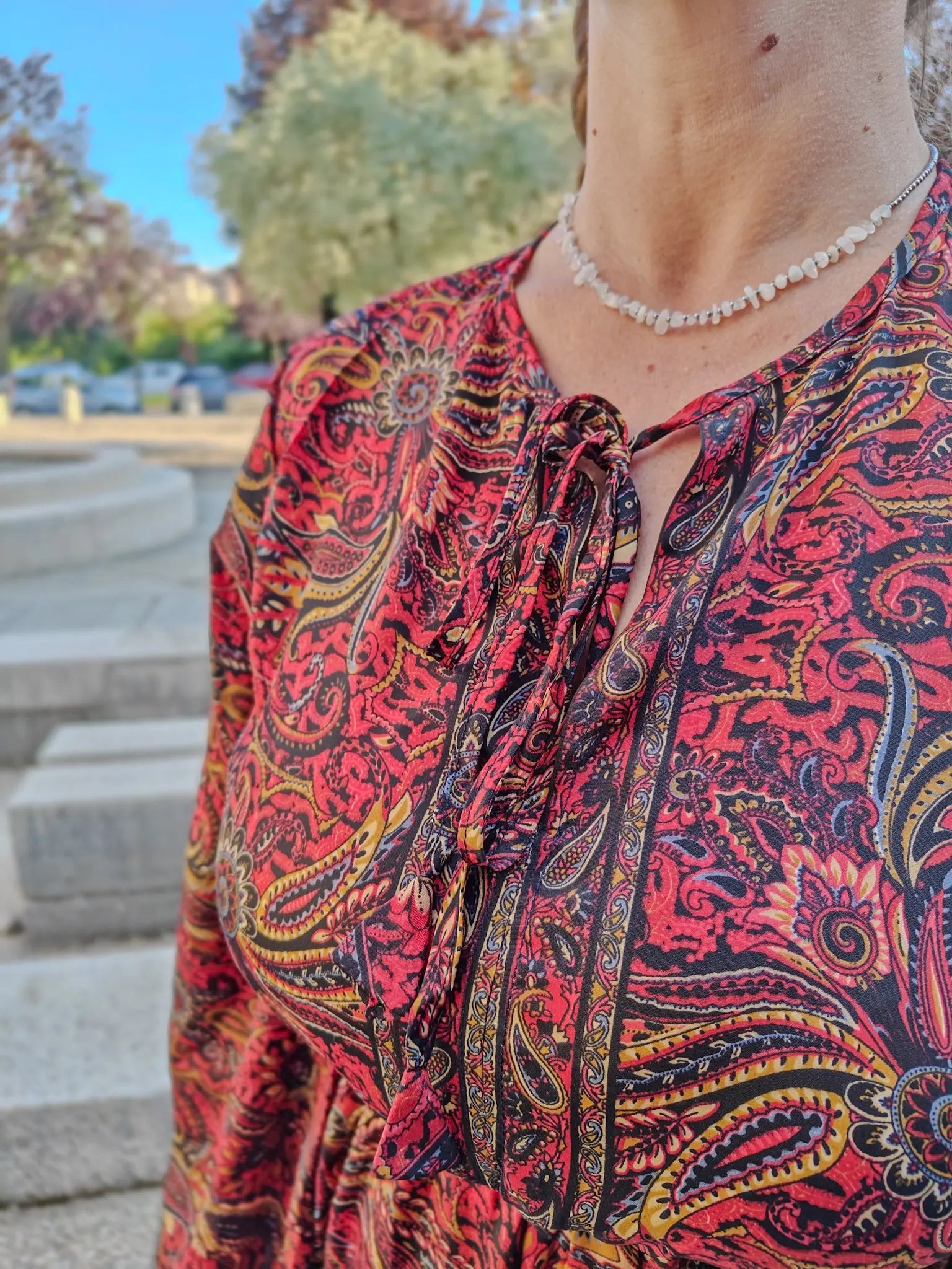 Vestito corto e maniche lunghe Shilpa in seta indiana - Misto fiori rosso Namastemood
