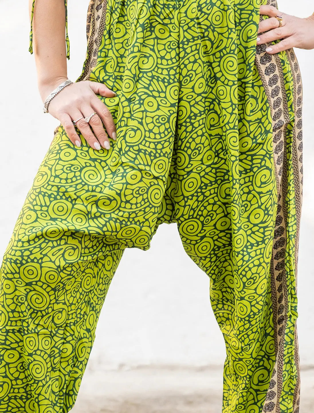 Jumpsuit lungo Vanita in seta indiana maniche a 3/4 e fascia in vita - Spirale verde chiaro Namastemood