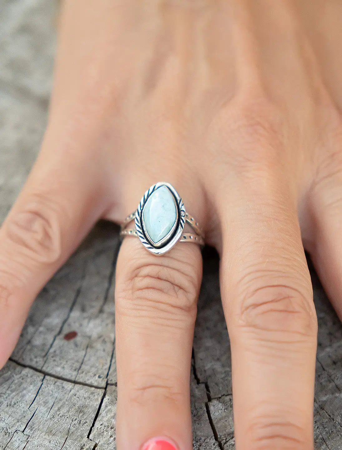 Anello donna in argento forma a mandorla con greche e pietra Larimar Namastemood