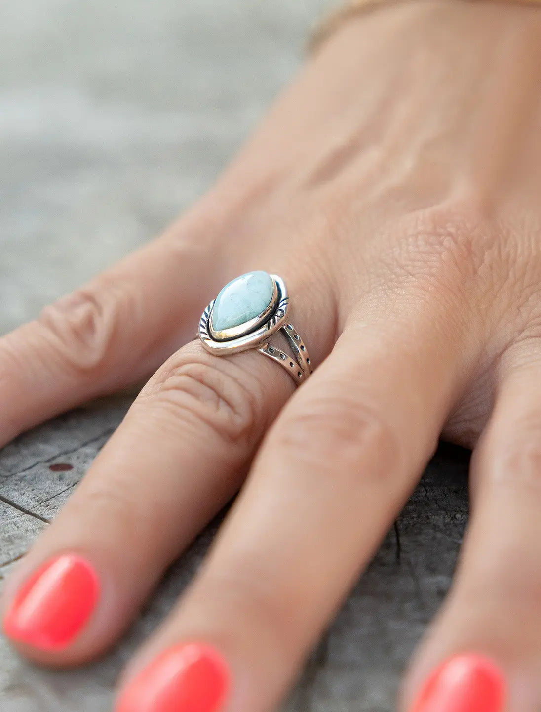 Anello donna in argento forma a mandorla con greche e pietra Larimar Namastemood