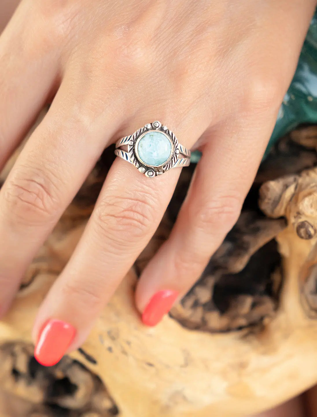 Anello donna in argento tondo con greche e pietra Larimar Namastemood