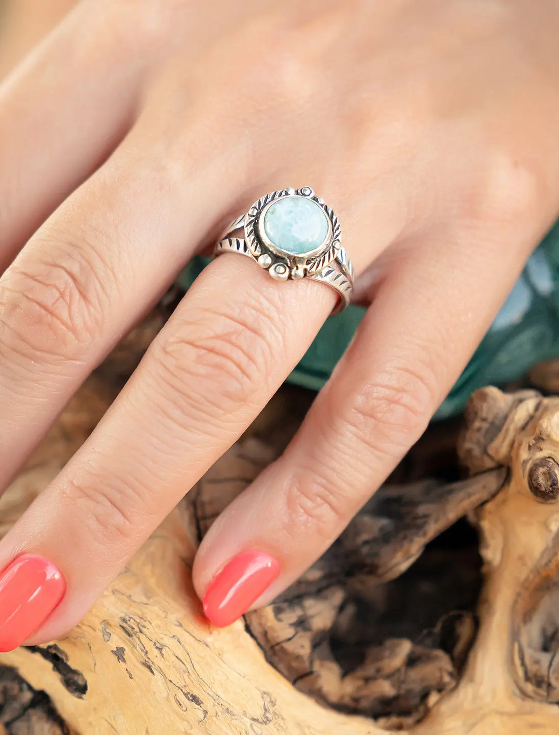 Anello donna in argento tondo con greche e pietra Larimar Namastemood