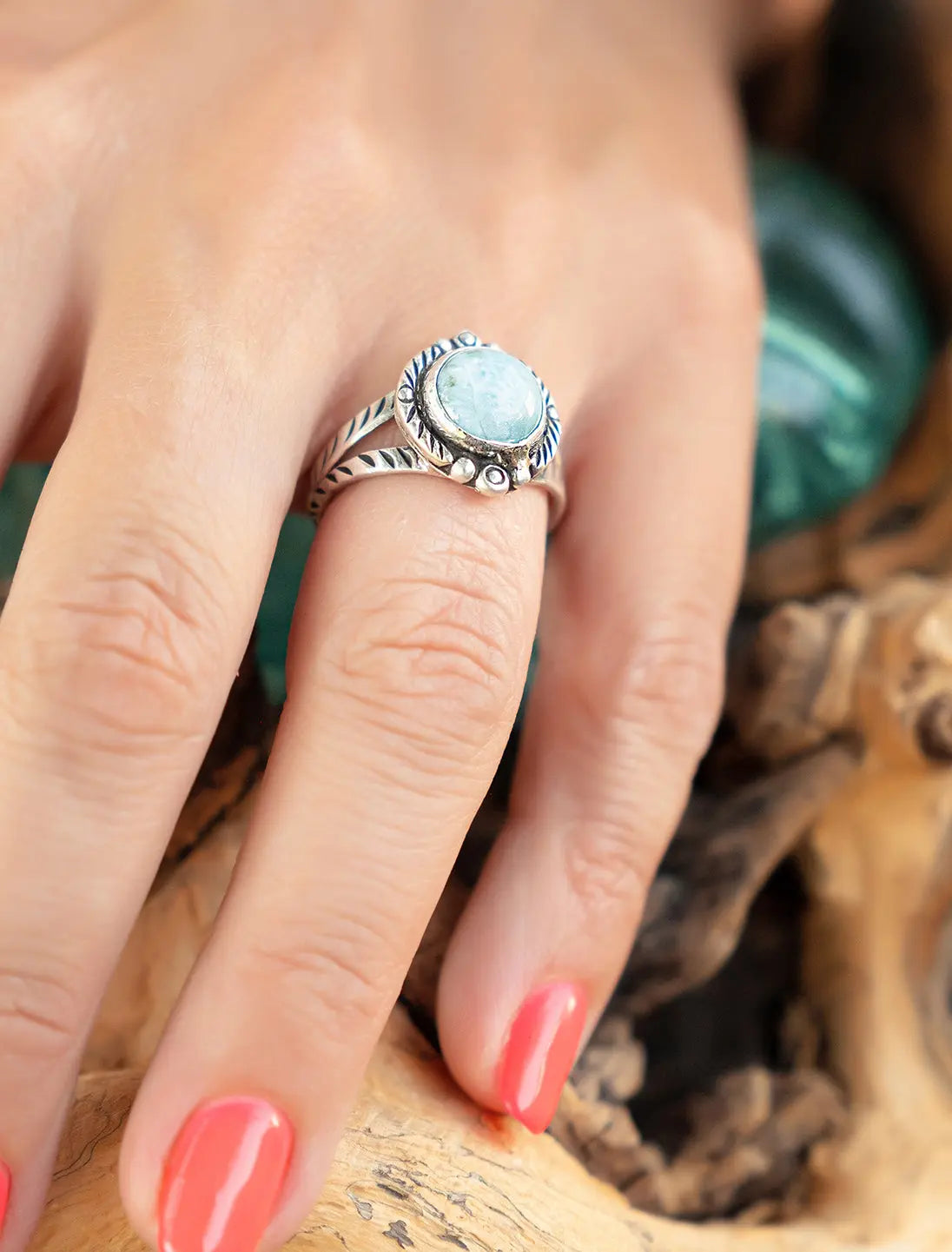 Anello donna in argento tondo con greche e pietra Larimar Namastemood