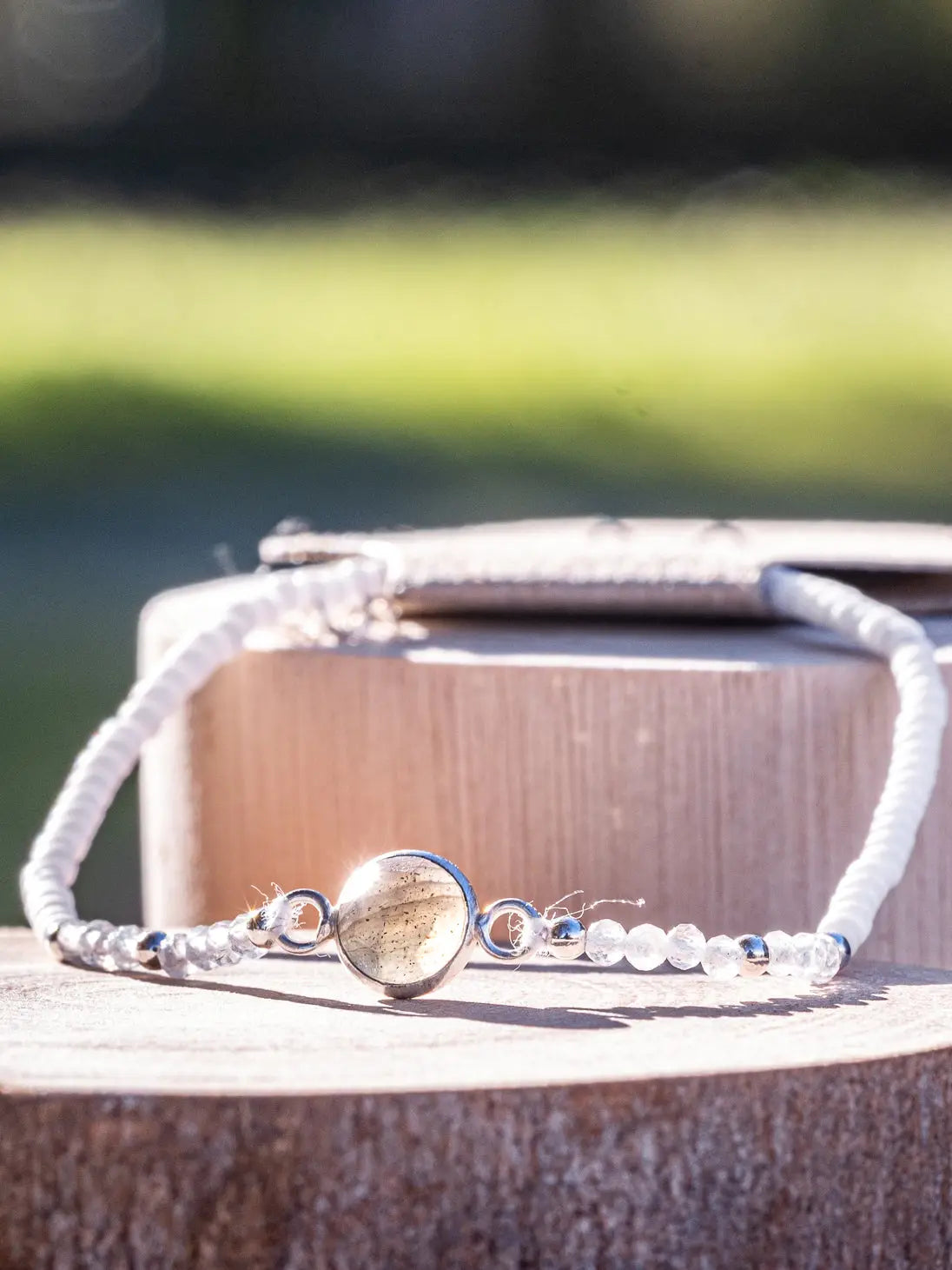 Bracciale Argento con pietre e amuleto in Labradorite e perline bianche Namastemood