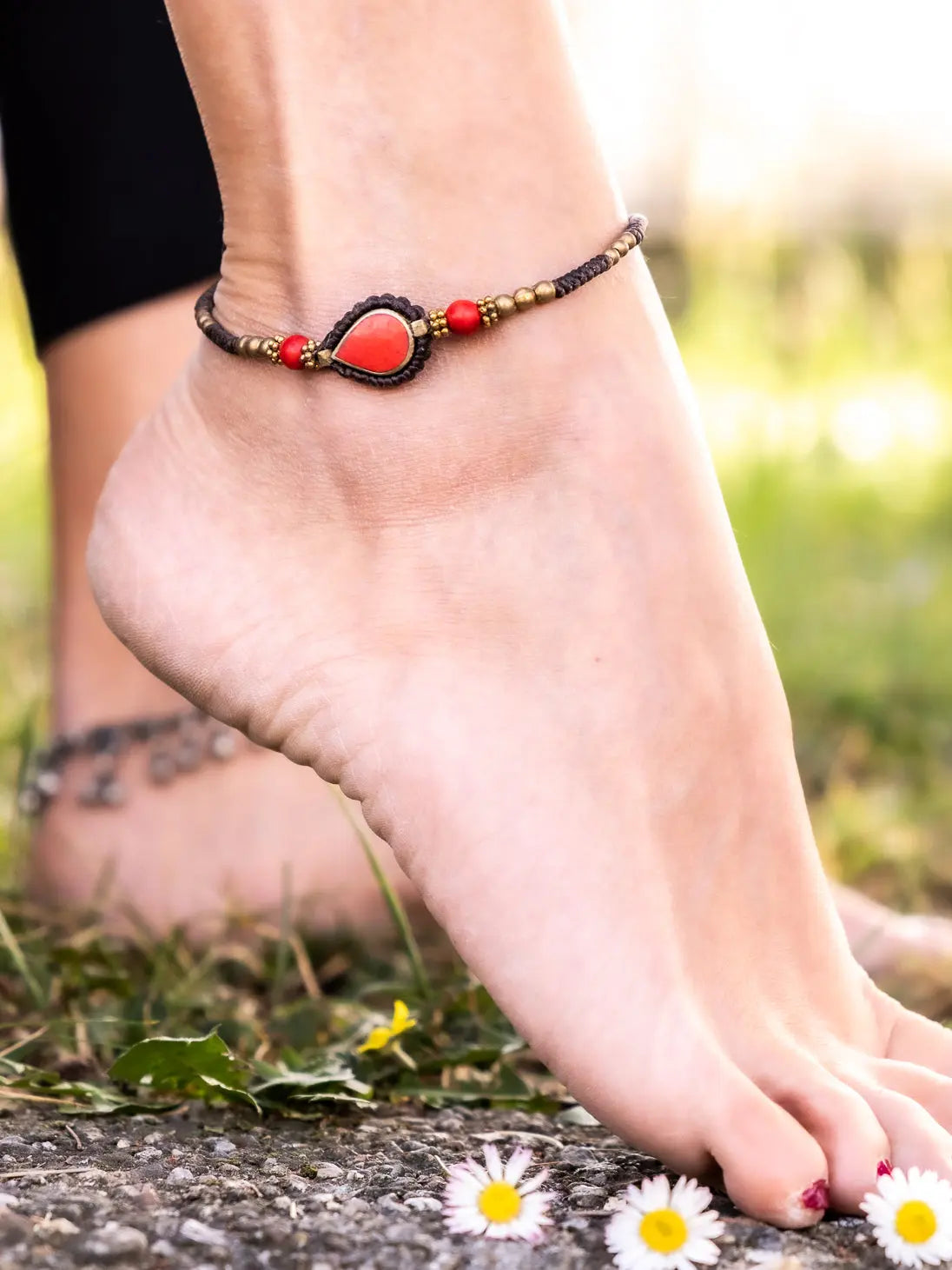 Cavigliera macramè perline ottone e pietre rosse Namastemood