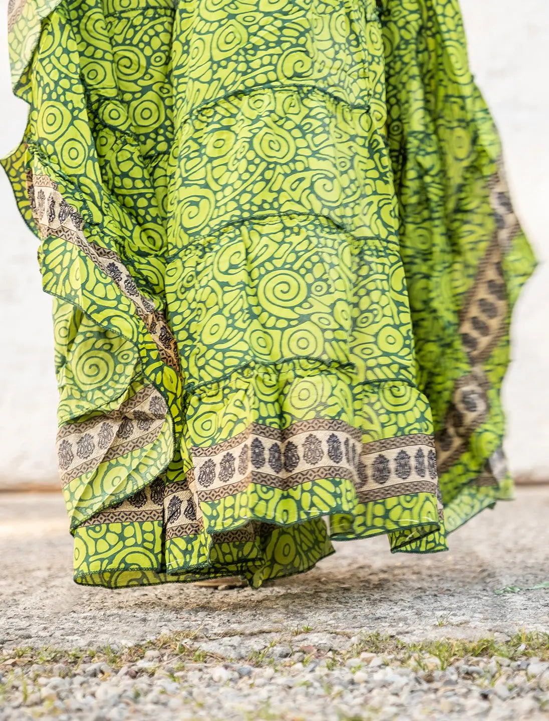 Gonna corta davanti e lunga dietro Rupali in seta indiana - Spirale verde chiaro Namastemood