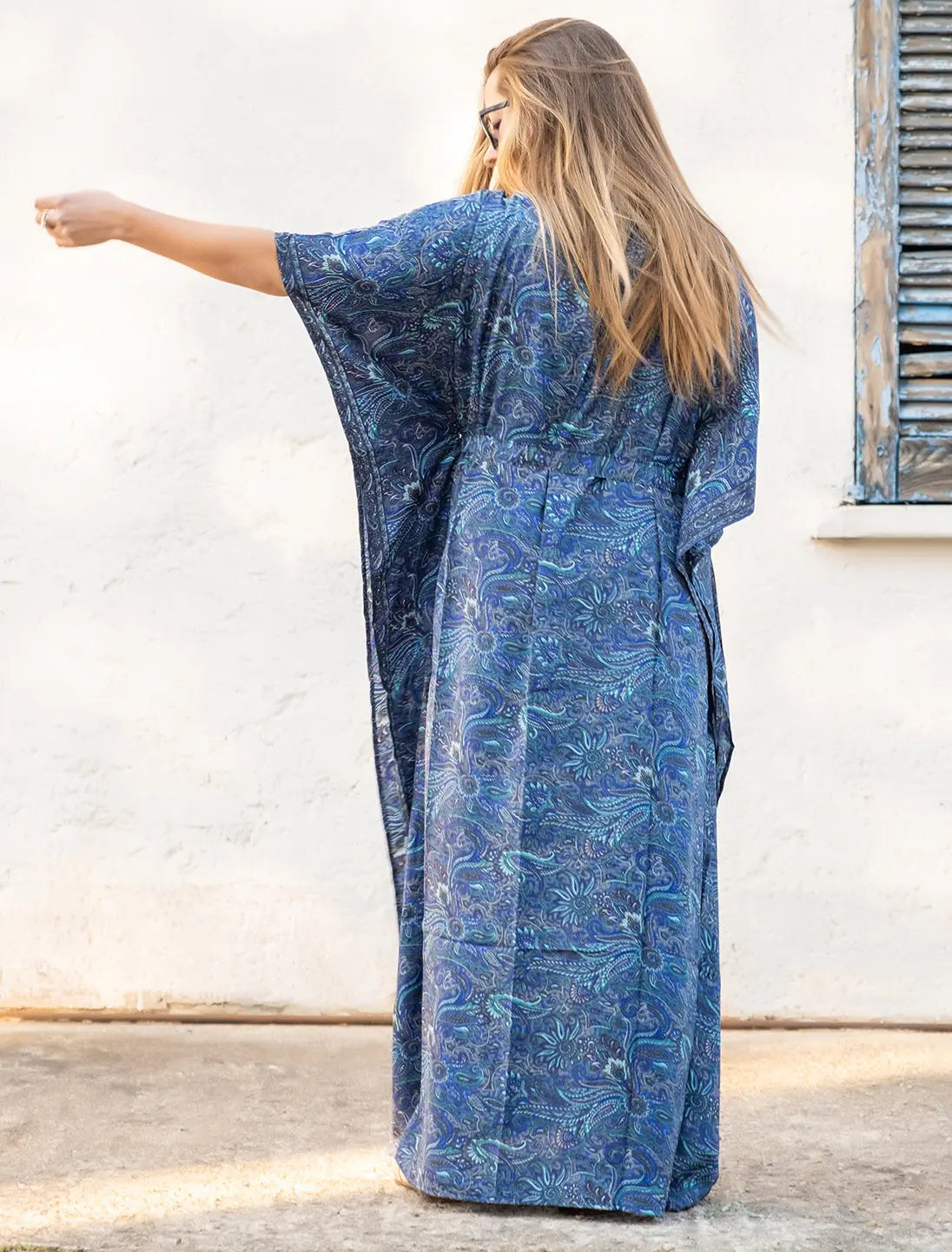 Kimono donna lungo Mohini in seta indiana - Misto fiori blu Namastemood