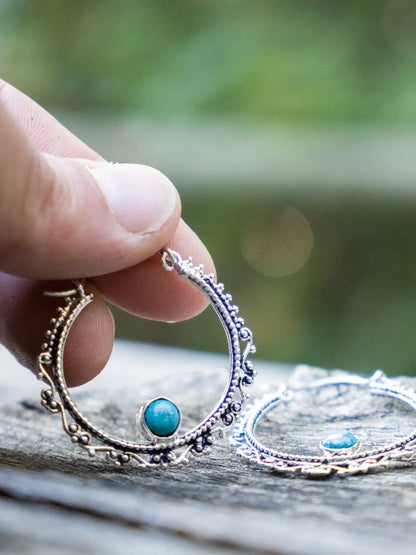 Orecchini argentati ad anello con greca etnica e pietra Turchese Namastemood