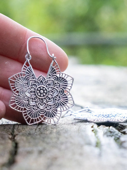 Orecchini argentati con mandala a fiore e chiusura a gancio Namastemood