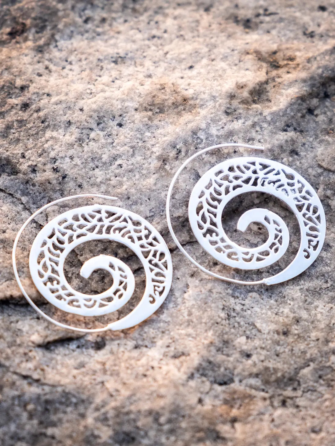 Orecchini argentati rotondi a spirale con greche etniche Namastemood