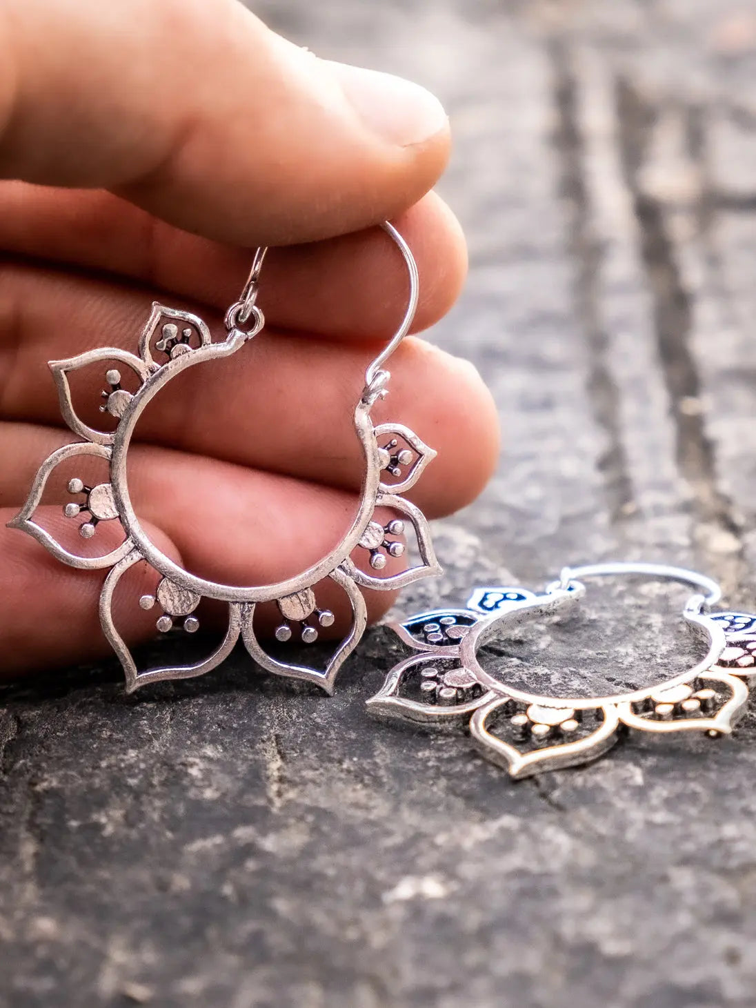 Orecchini argentati rotondi con greche di petali a cuore Namastemood