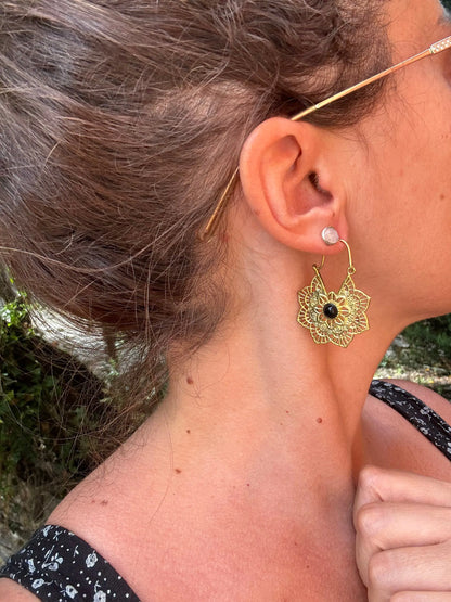 Orecchini dorati a fiore con chiusura a gancio e pietra Ossidiana Namastemood