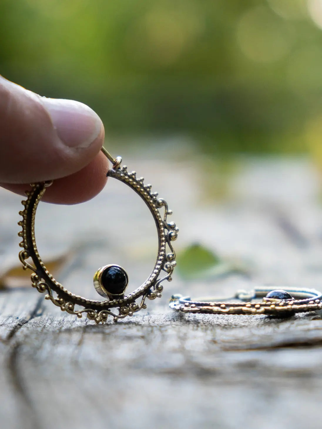Orecchini dorati ad anello con greca etnica e pietra Ossidiana Namastemood