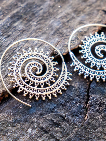 Orecchini dorati rotondi a spirale con greche anellini Namastemood