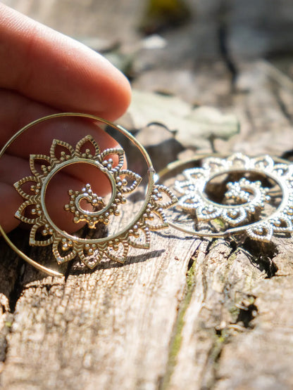 Orecchini dorati rotondi con spirale a fiore Namastemood