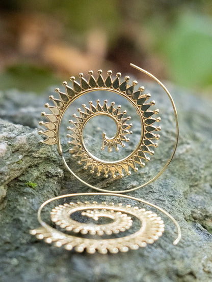 Orecchini dorati rotondi con spirale a raggi di sole Namastemood