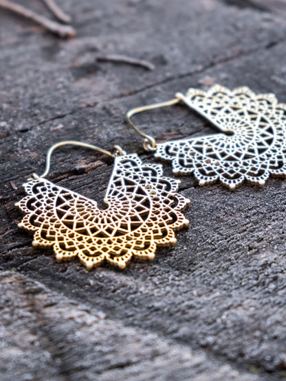 Orecchini piccoli dorati rotondi con ricamo mandala e chiusura a gancio Namastemood
