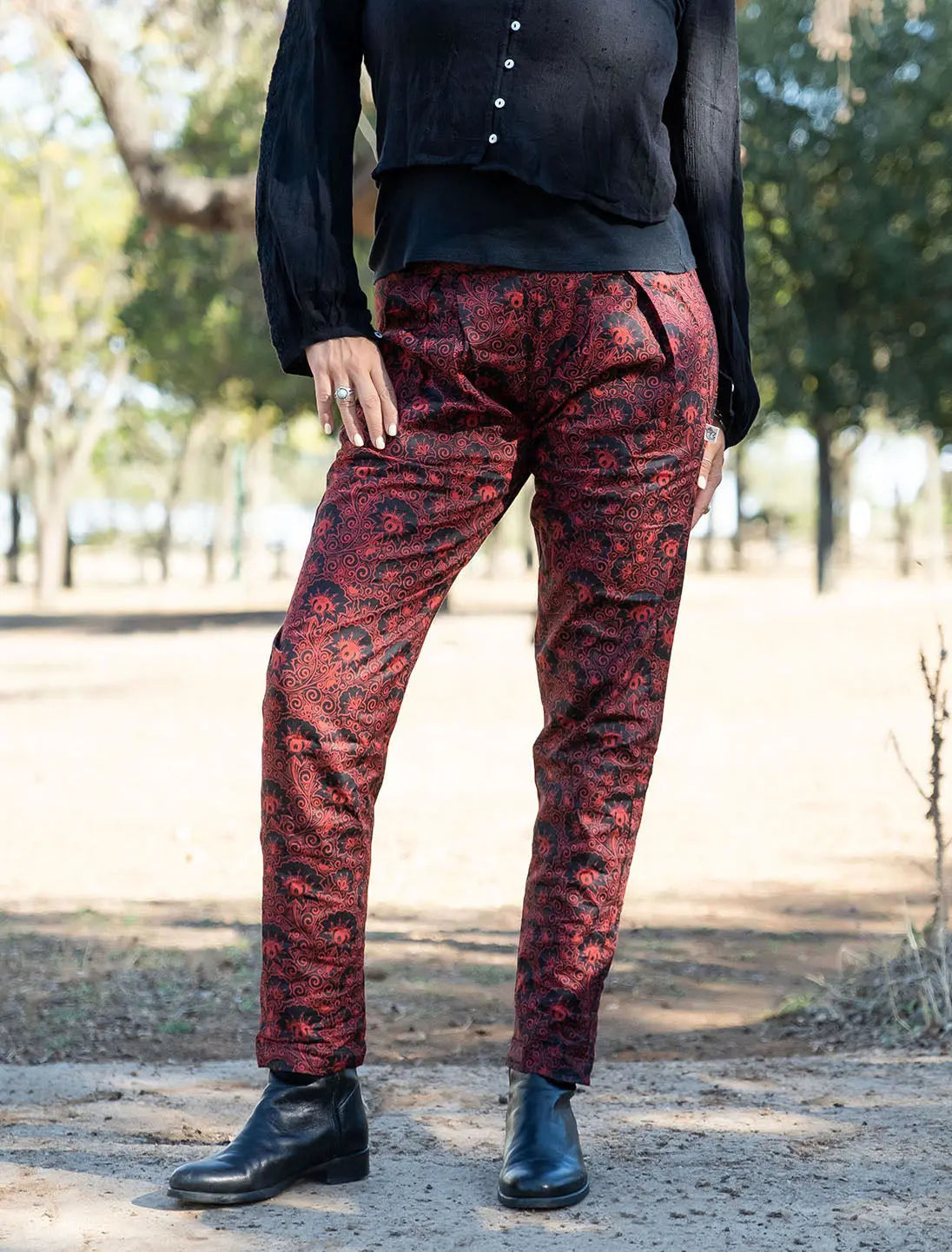 Pantalone donna lungo a sigaretta Tejal - Fiore nero rosso Namastemood