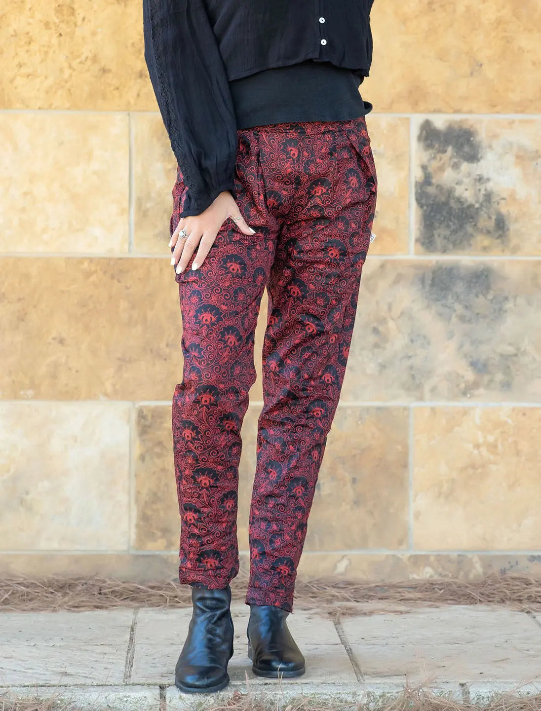 Pantalone donna lungo a sigaretta Tejal - Fiore nero rosso Namastemood