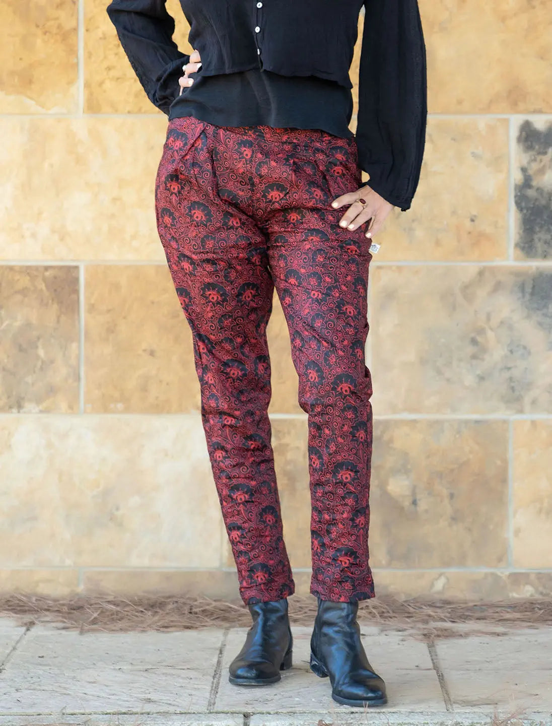 Pantalone donna lungo a sigaretta Tejal - Fiore nero rosso Namastemood