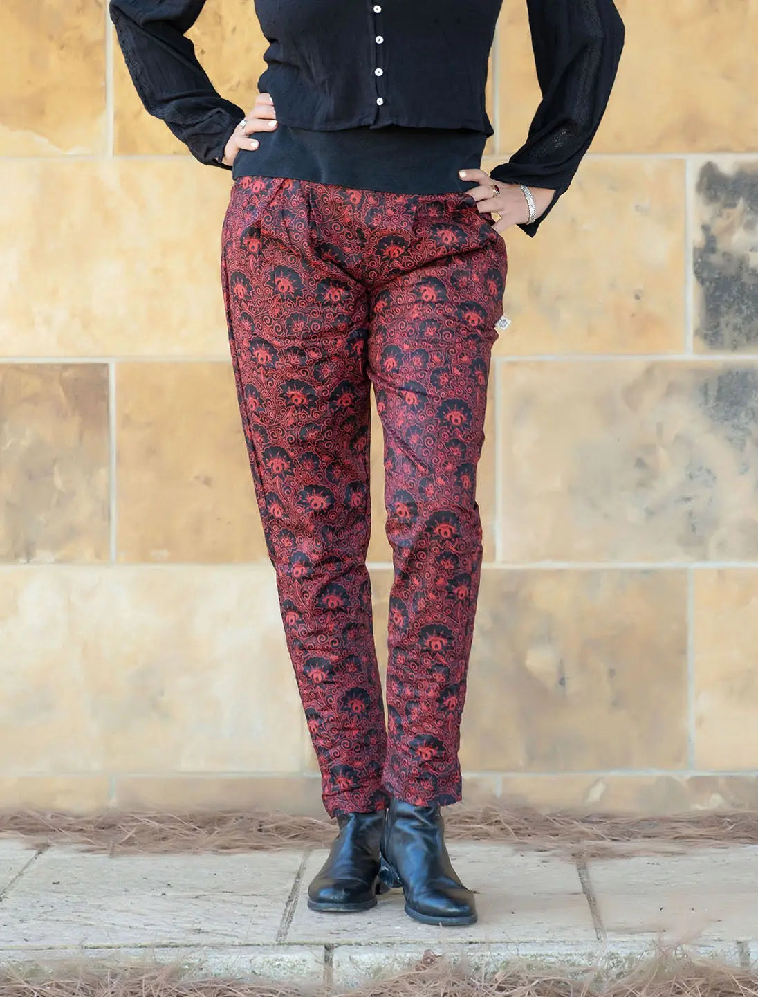 Pantalone donna lungo a sigaretta Tejal - Fiore nero rosso Namastemood