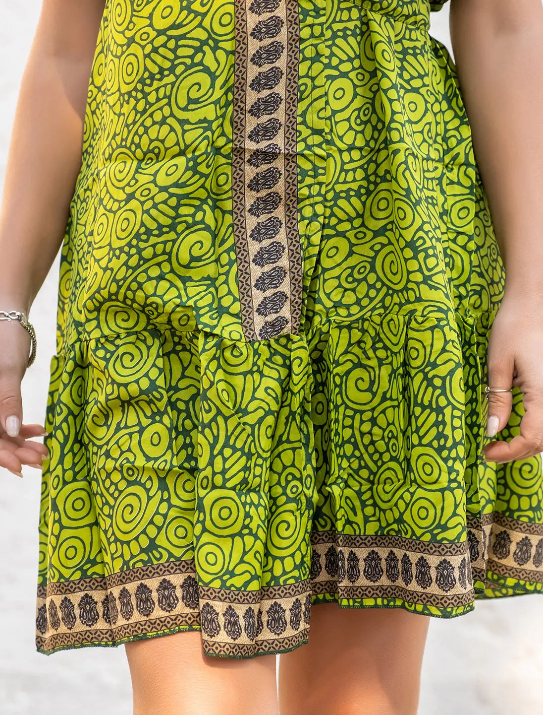 Vestito corto Alis in seta indiana maniche corte e cintura - Spirale verde chiaro Namastemood