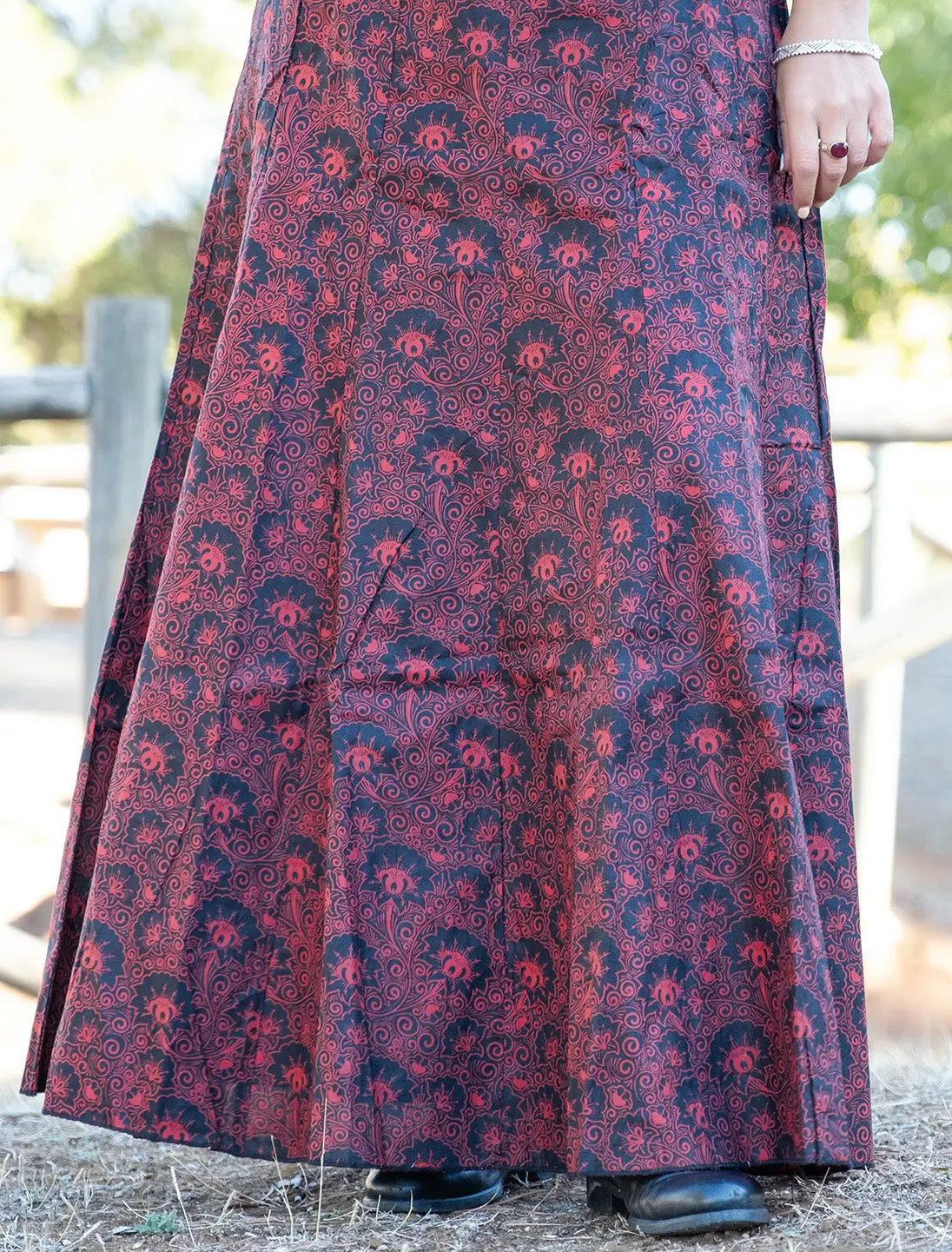 Vestito donna lungo Jagrati con maniche a sbuffo - Fiore nero rosso Namastemood